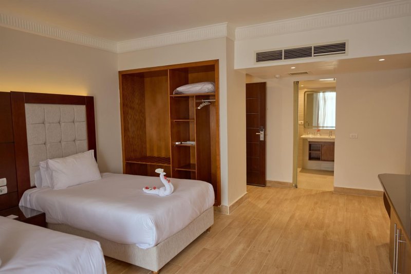Swim Up Deluxe Connected Suite Front Sea View