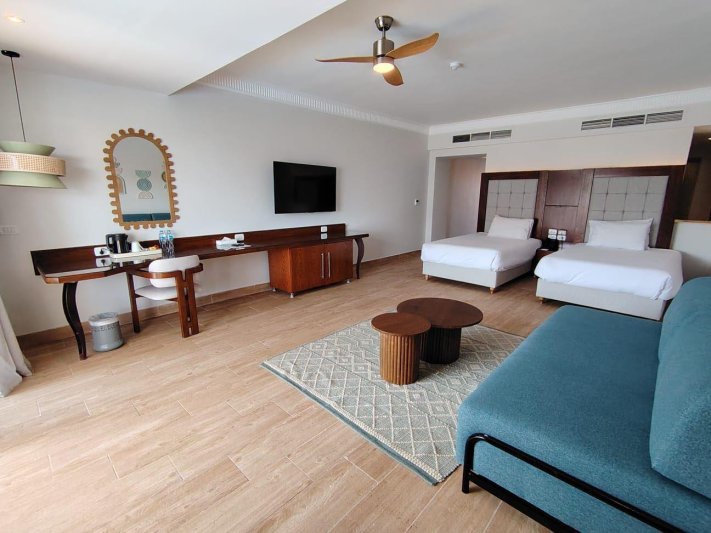 Swim Up Suite Front Sea View