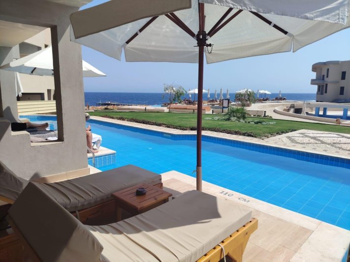 Swim Up Suite Front Sea View