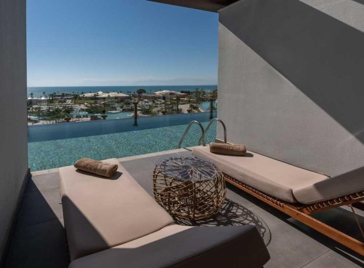 Deluxe Swim Up Infinity Sea View