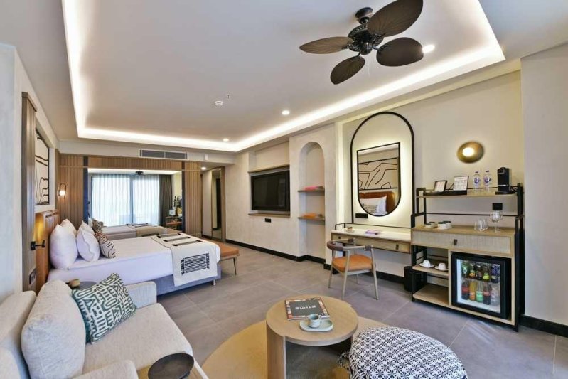 Deluxe Swim Up Infinity Sea View