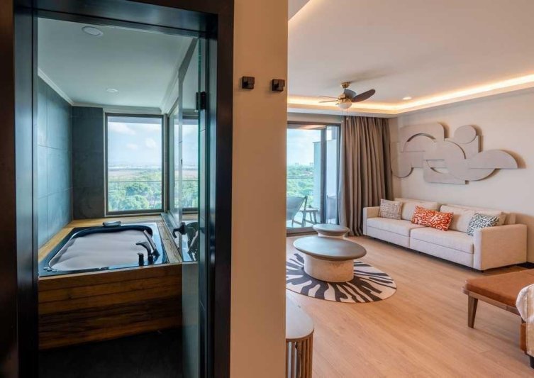 Superior Jacuzzi Forest View