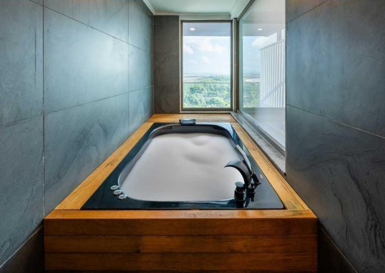 Superior Jacuzzi Forest View