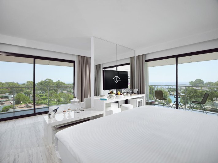 Pearl Corner Room