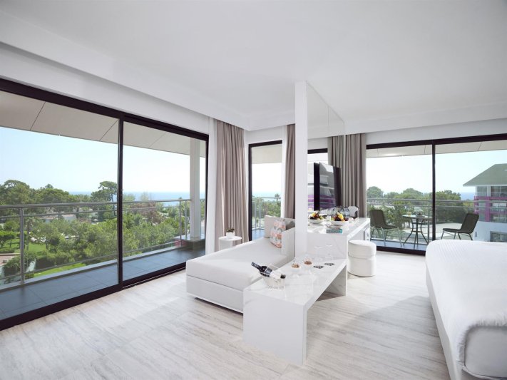 Pearl Corner Room
