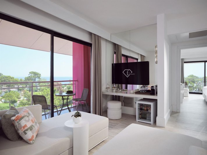 Pearl Corner Room