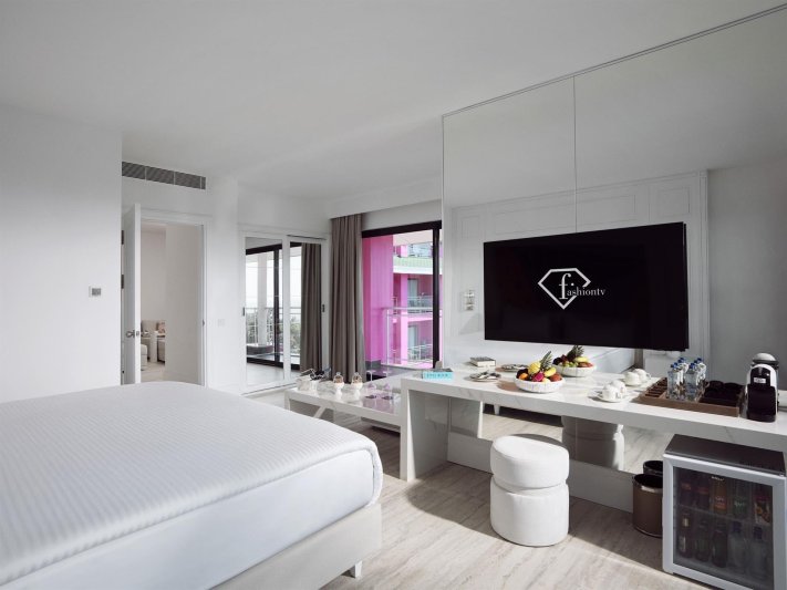 Pearl Corner Room