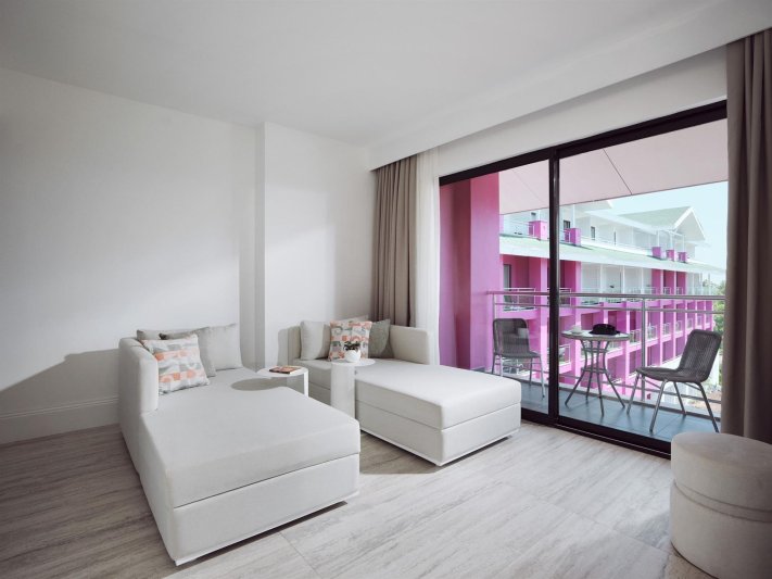 Pearl Corner Room