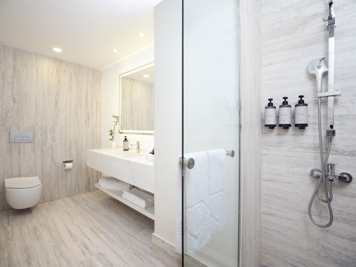 Pearl Corner Room