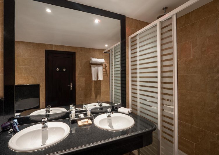 Junior Suite West Bay