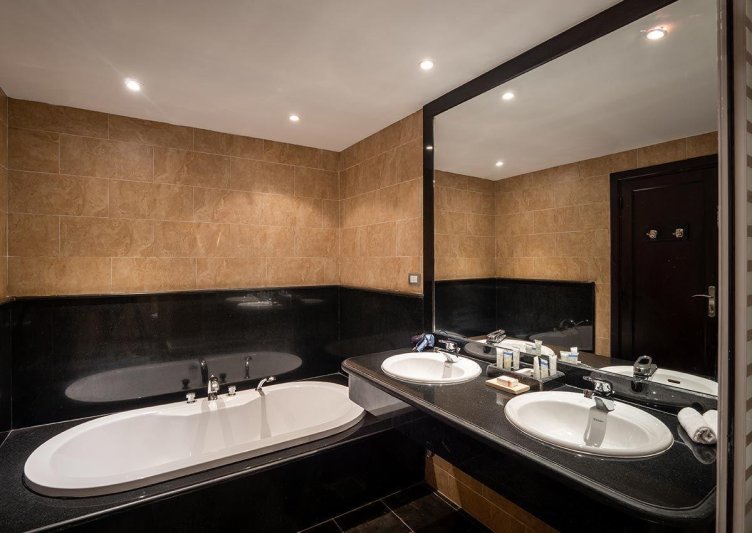 Junior Suite West Bay