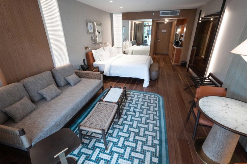 Superior Laguna Room