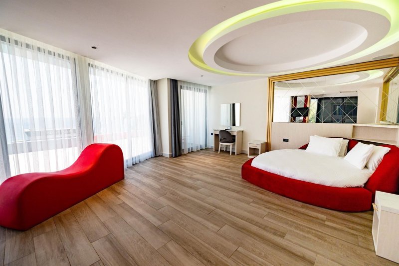 Deluxe Suite Partial Sea View