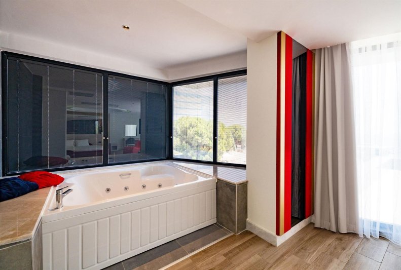 Deluxe Suite Partial Sea View