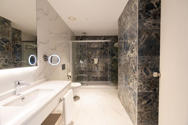 Deluxe Suite Partial Sea View