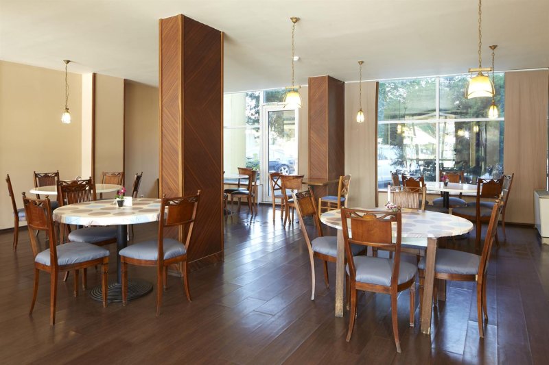 Napospart utazás Grand Hotel Nirvana