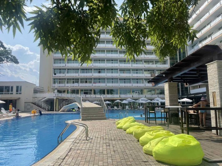 Napospart utazás Grand Hotel Nirvana