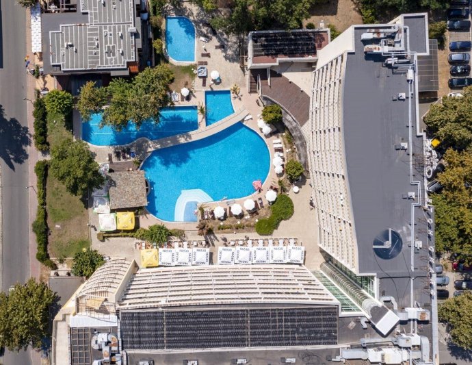 Napospart utazás Grand Hotel Nirvana