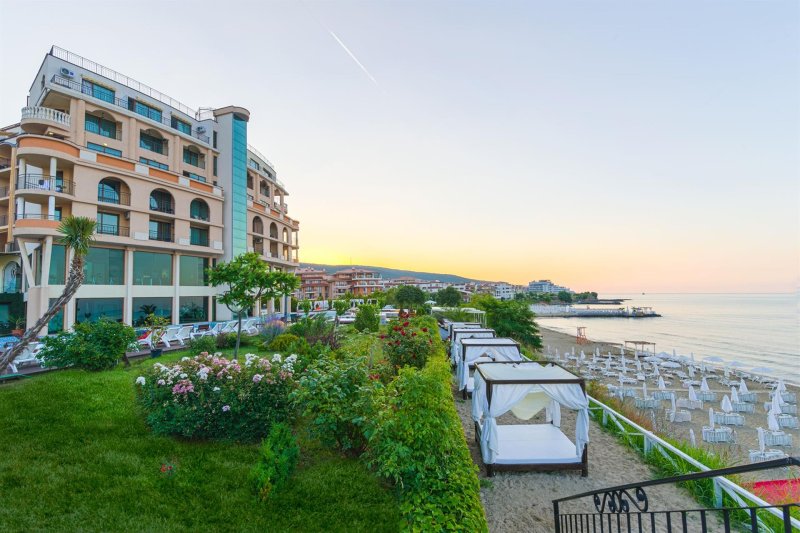 Napospart utazás Grand Hotel Sveti Vlas
