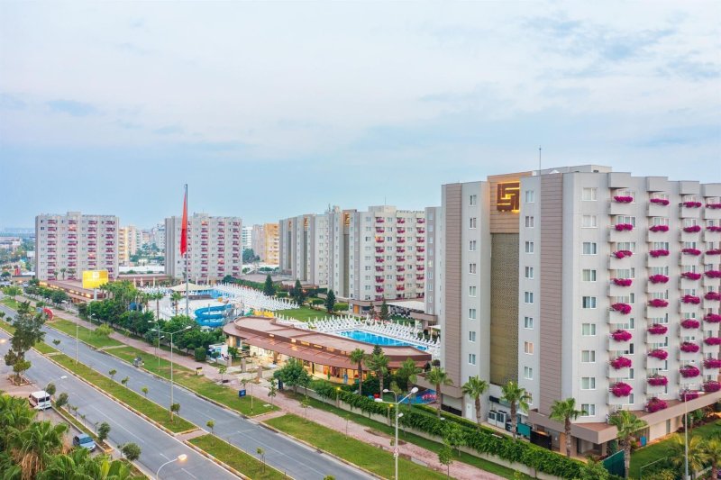 Antalya utazás Grand Park Lara