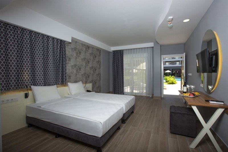 Deluxe Pool Suite