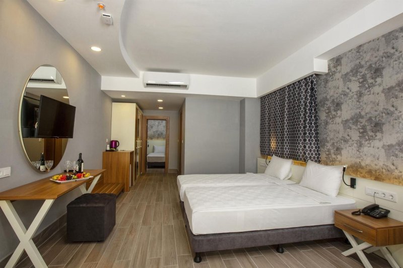 Deluxe Pool Suite