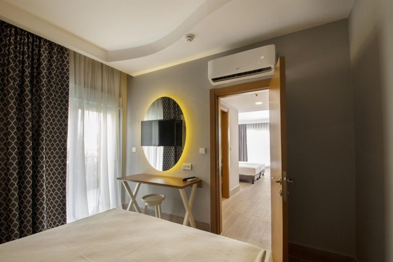 Deluxe Pool Suite