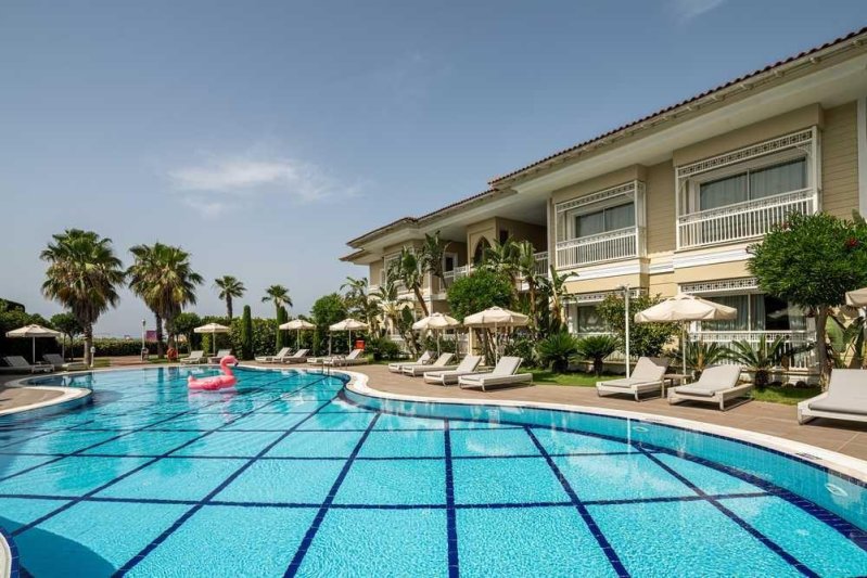 Deluxe Pool Family Room