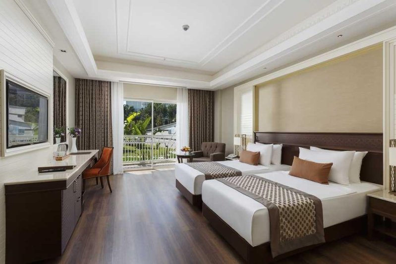 Deluxe Pool Room