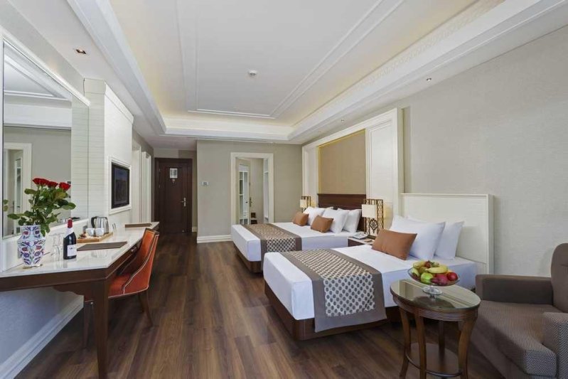 Deluxe Pool Room
