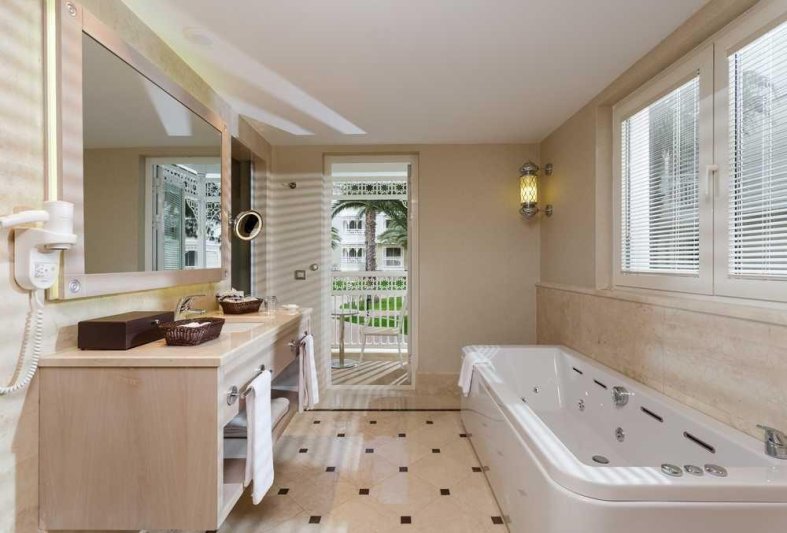 Deluxe Superior Family Room