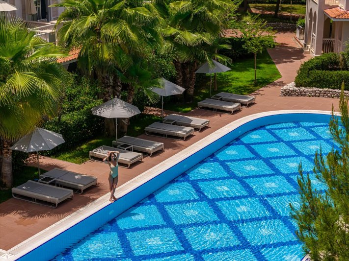 Deluxe Pool Family Room