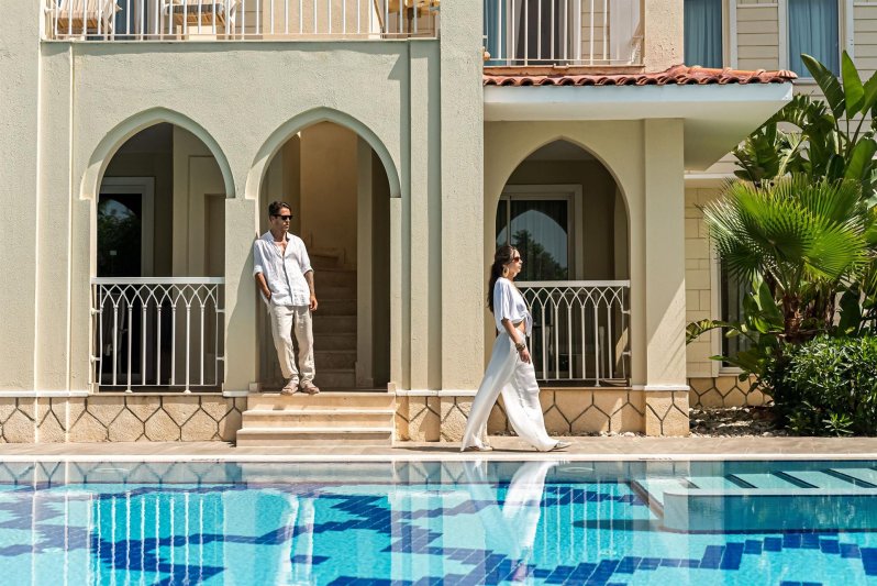 Deluxe Pool Family Room