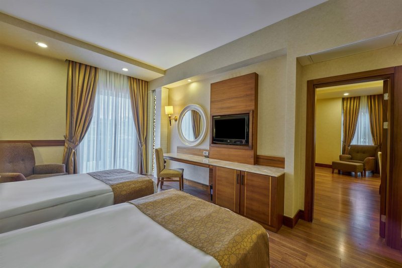 Deluxe Pool Family Room