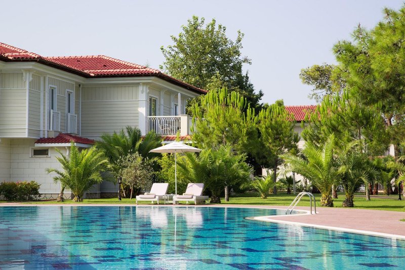 Deluxe Pool Room