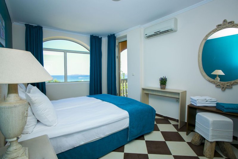 2 Bedroom App Pool View