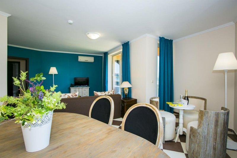 2 Bedroom App Pool View