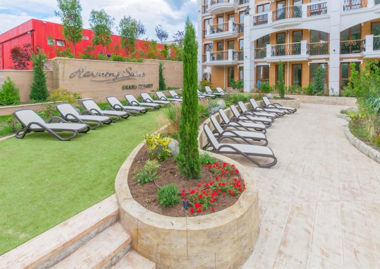 Harmony Suites Grand Resort 11 & 12 Napospart