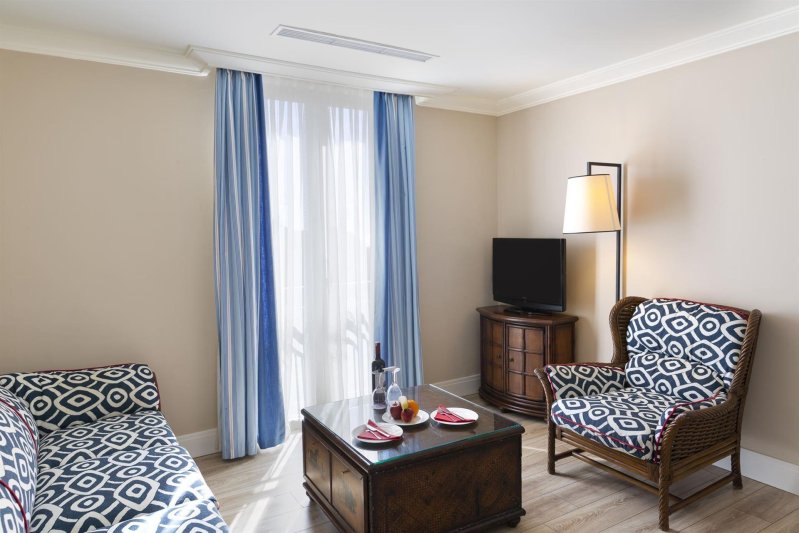 Family Room 2 Bedrooms+1 Living Room+2 Bathrooms