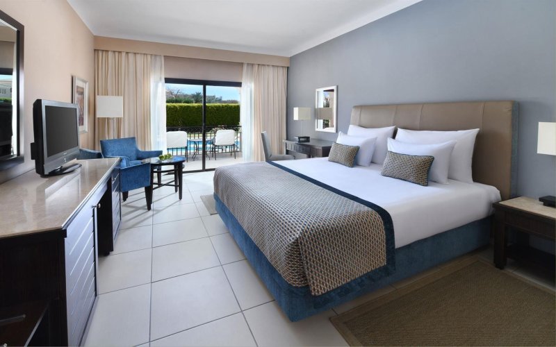 Family Deluxe Swim Up Room