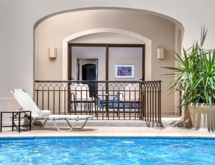 Family Deluxe Swim Up Room