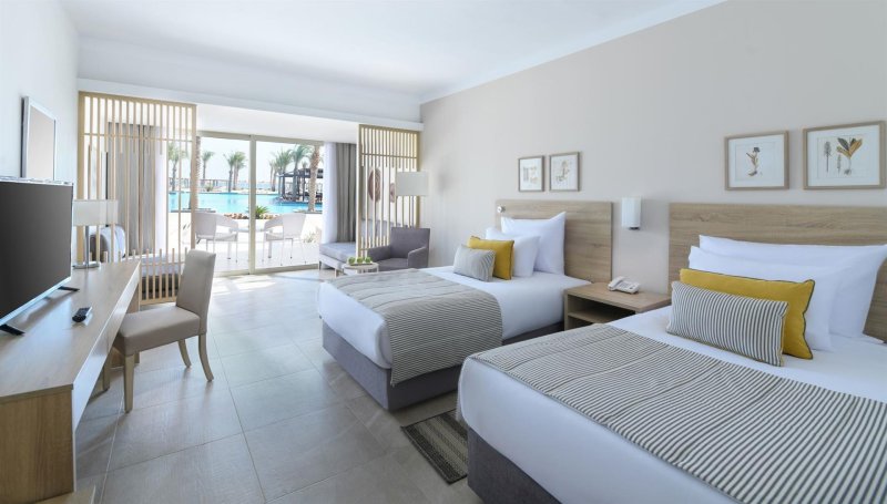 Deluxe Family Room Pool & Sea View