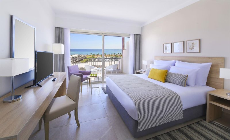 Deluxe Family Room Pool & Sea View