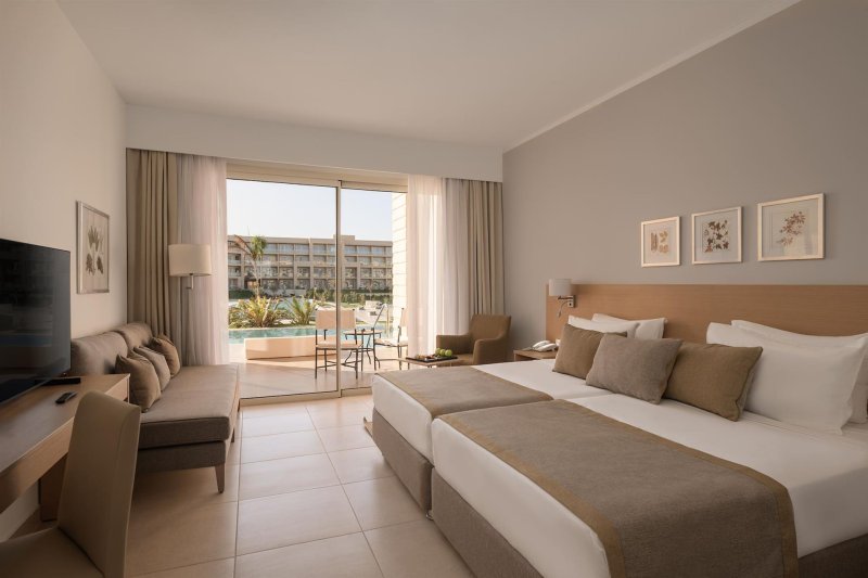 Family Deluxe Swim Up Room