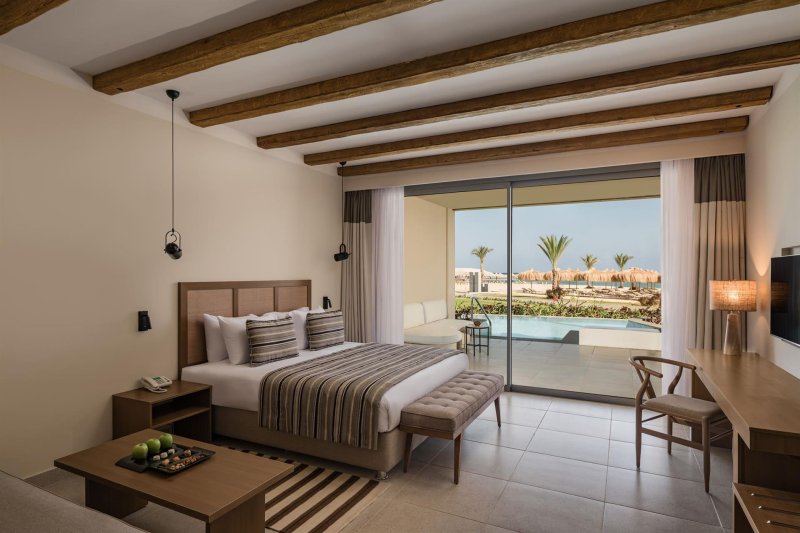 Family Deluxe Swim Up Room