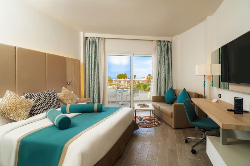 Deluxe Pool View Room
