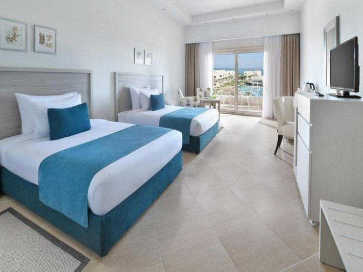 Deluxe Pool & Sea View Room