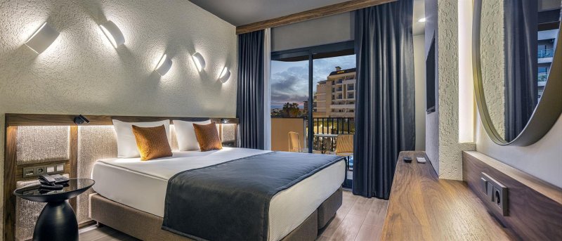 Deluxe Pool View Room