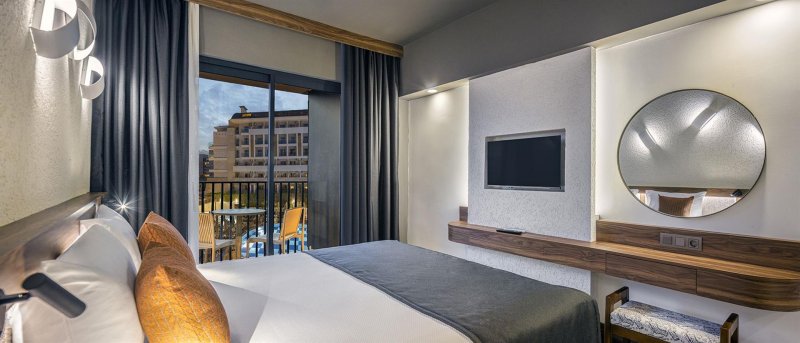 Deluxe Pool View Room