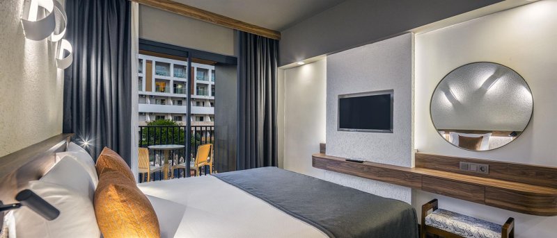 Deluxe Pool View Room